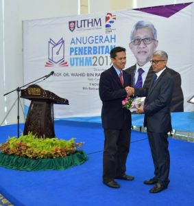 terima-anugerah-php-mysql-283x300 Anugerah Penerbitan UTHM 2017 - Buku Terlaris (Jom Belajar PHP & MySQL)