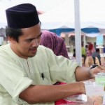 minta-air2-150x150 Dukun diiktiraf... Ramai pulak orang minta air dengan aku...